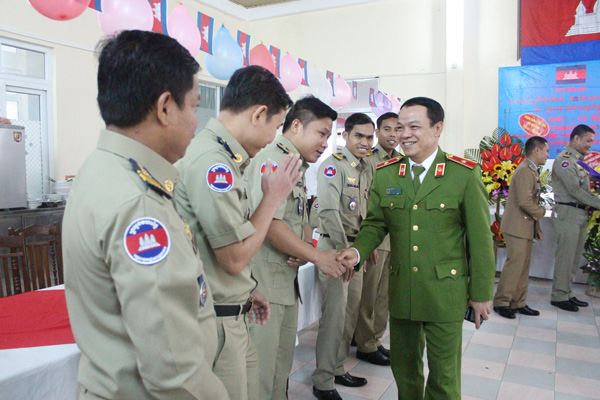 Thiếu tướng, PGS.TS Đặng Xuân Khang chúc mừng các học viên Campuchia.